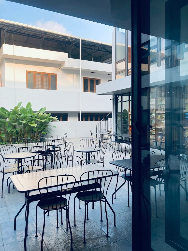 BEAU café seating